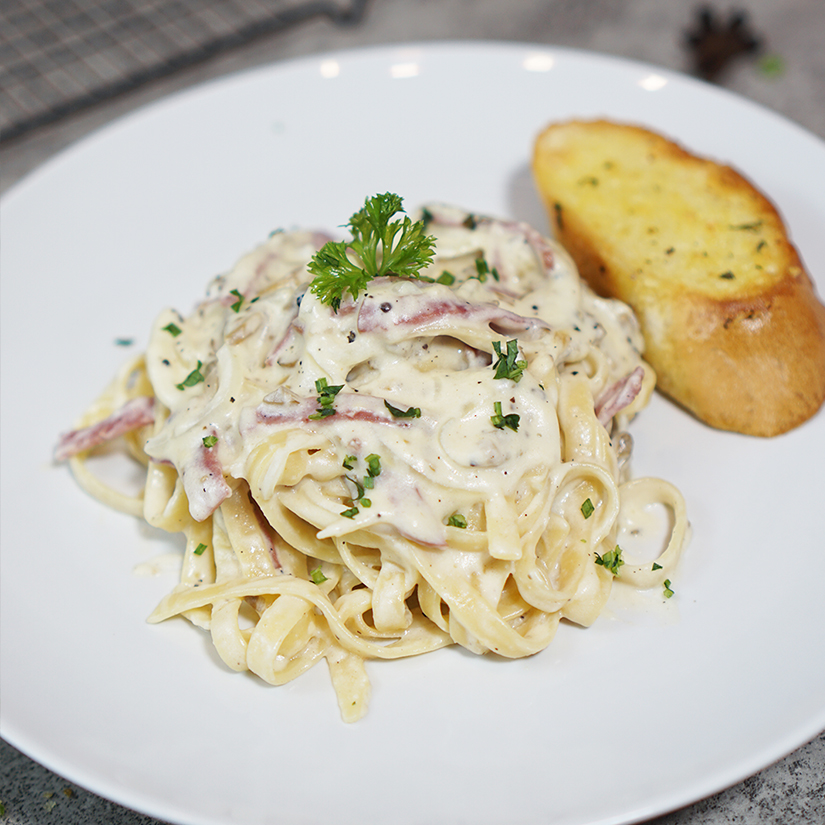 Spaghetti Carbonara dengan garlic bread